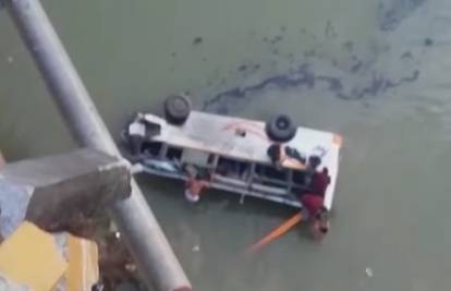 Tragedija u Indiji: Autobus pao u rijeku, najmanje 33 mrtvih