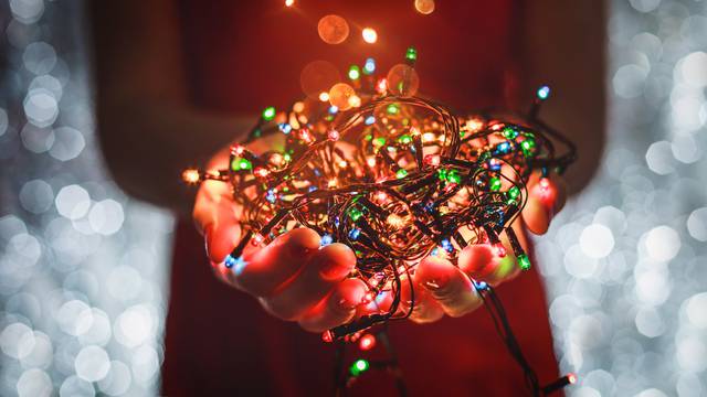 Postavite lampice na božićno drvce savršeno - u šest koraka