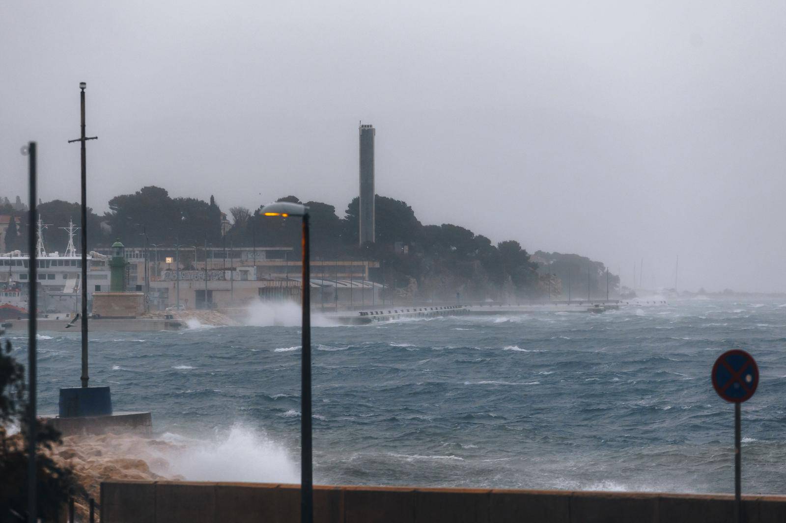 Split: Olujno jugo prebacuje valove preko ulaza u ACI marinu