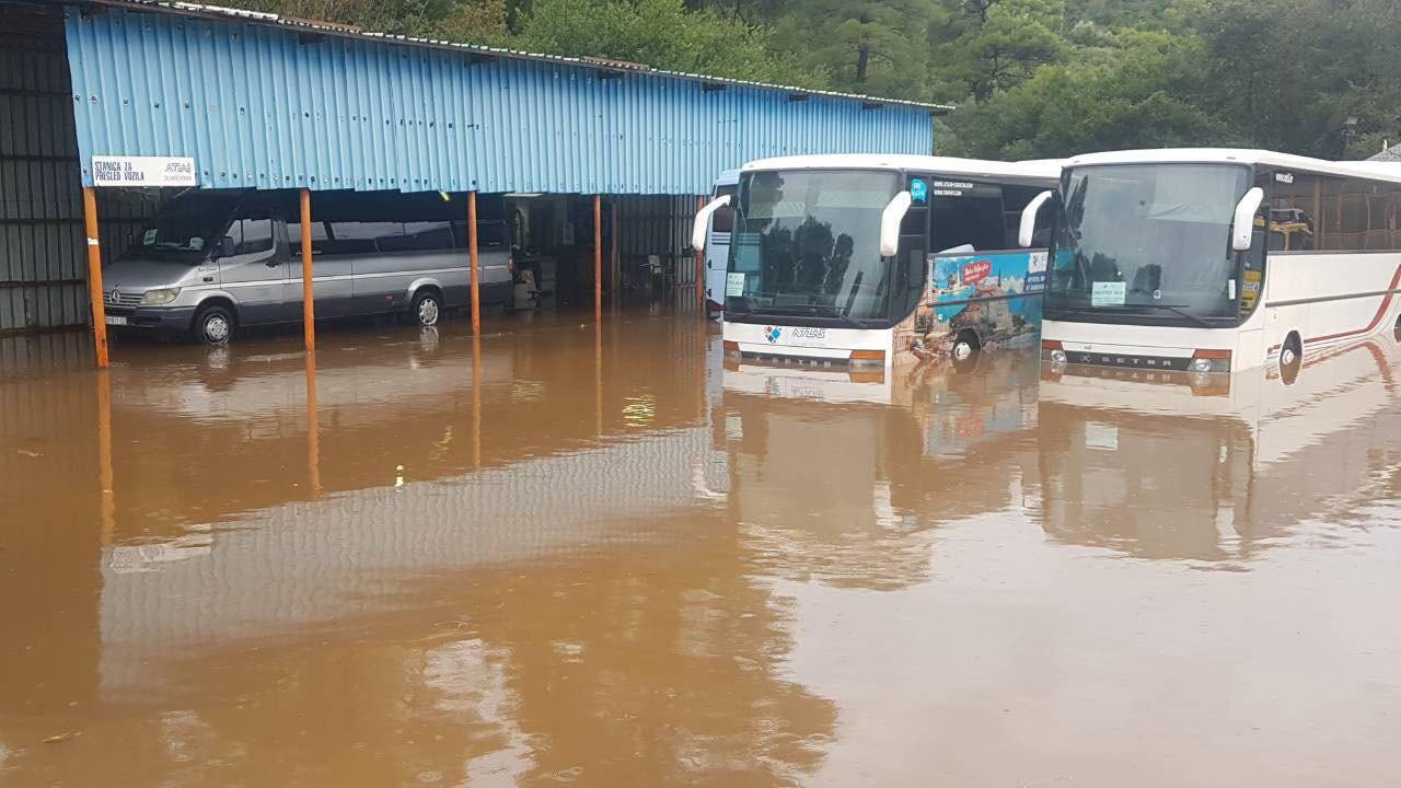 'Ovo se nikada nije dogodilo': Kiša poplavila aute i autobuse