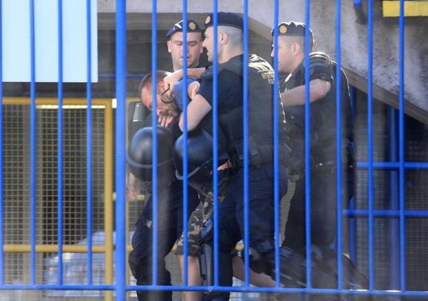 Policija privodi navijače na utakmici između Dinama i Hajduka