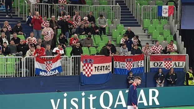 FOTO Hrvatski navijači svugdje su show! Dominiraju i u futsalu. Utakmicu pratio i Mandžukić