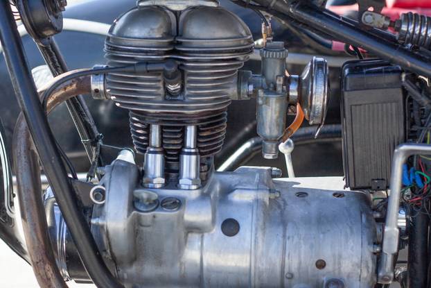 Osijek: Izložba oldtimer vozila ispred Gospodarskog centra