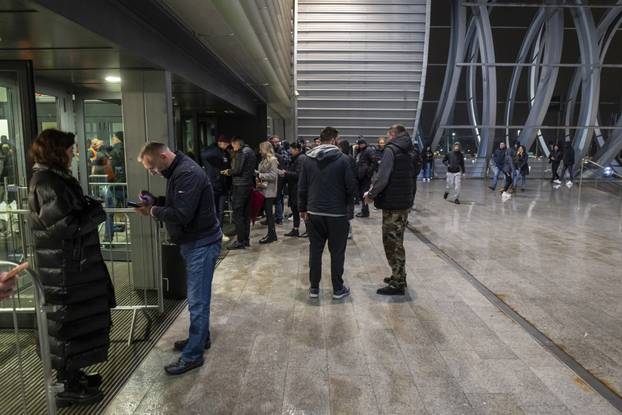 Osijek: Gužva ispred SD Gradski vrt, koncert Thompsona prvi u nizu dvoranskih koncerata.