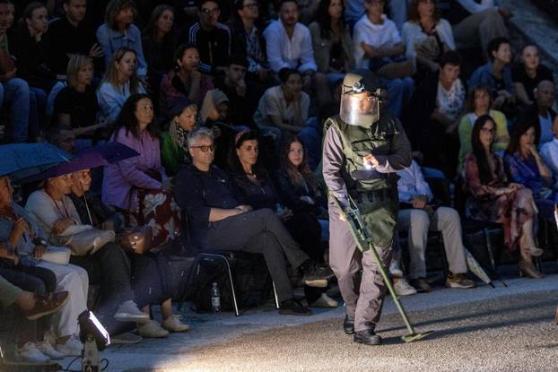 Pula: U Malom rimskom kazalištu odigrana je predstava "Antigona - 2000 godina kasnije"