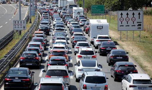 FOTO Nepregledne gužve kod Lučkog! Kolona od 8 kilometara