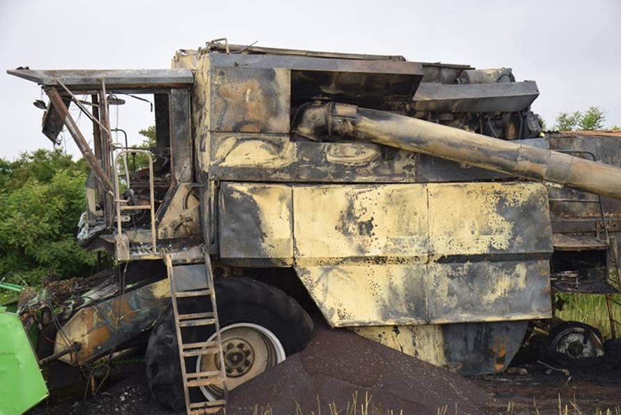 Tehnički kvar:  Tijekom žetve uljane repice izgorio kombajn