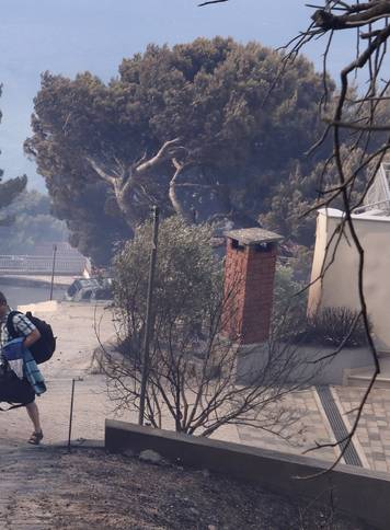 Pisak: Turisti bje&zcaron;e iz apartmana nakon &scaron;to se po&zcaron;ar po&ccaron;eo &scaron;iriti, u tijeku je evakuacija