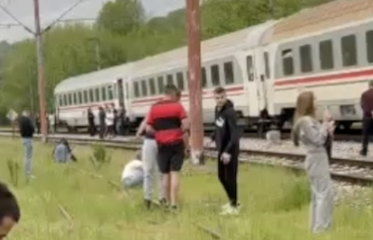 Put vlakom za Split pretvorio im se u agoniju: 'Čekali smo drugu lokomotivu. Ljudi su očajni'