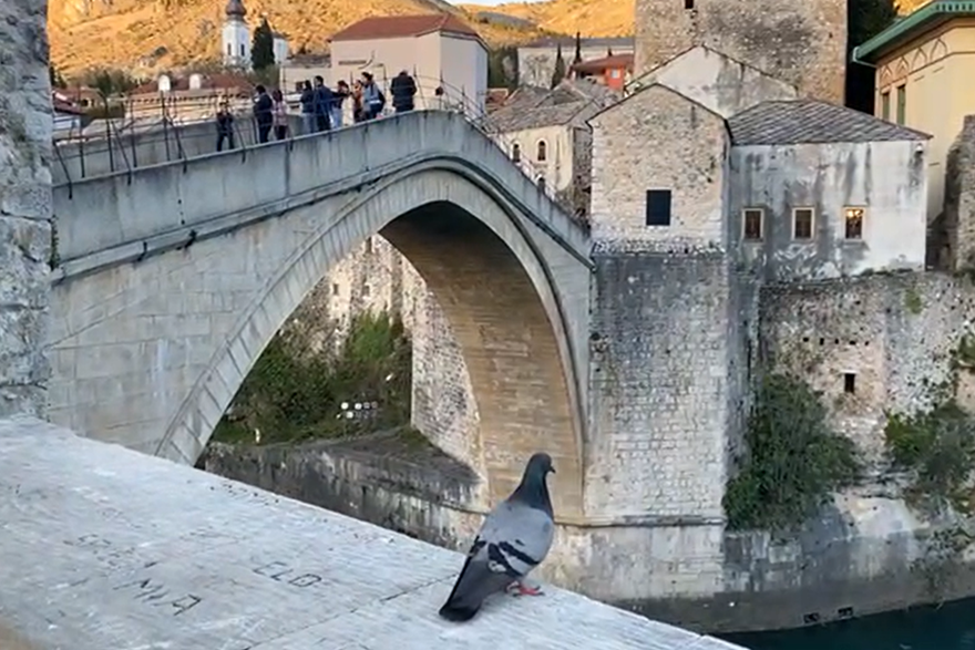 Poginula je žena koja je gledala skokove s mosta u Mostaru nakon što se poskliznula i pala