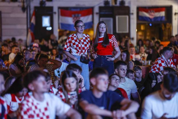 Osijek: Navijači prate utakmicu Hrvatska  - Portugal 