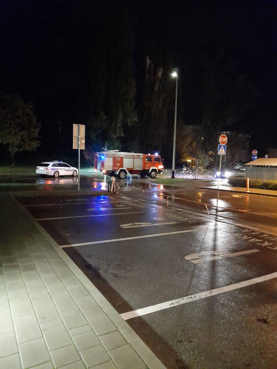 Strašno nevrijeme pogodilo je Zagreb, jak vjetar čupao stabla: 'Oštećeno je i nekoliko auta'
