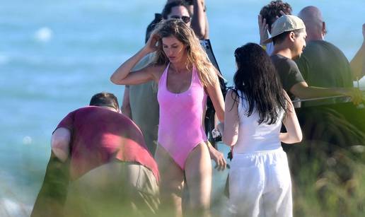 Gisele mamila poglede na plaži: Fotografi je 'uhvatili' u bikiniju, a ona pokazala zavidnu figuru