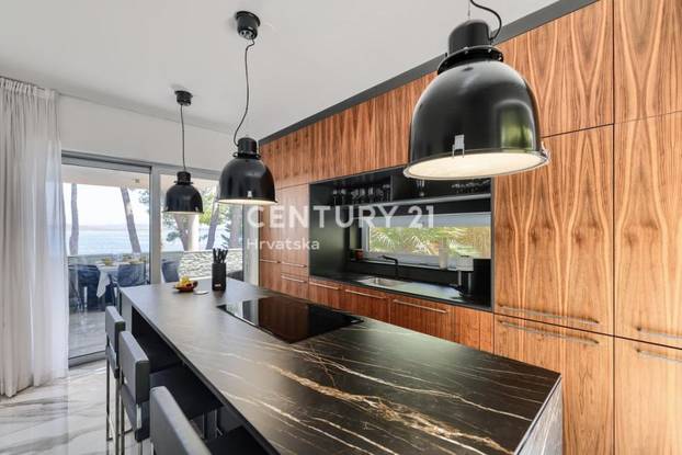 FOTO Vila na Dugom otoku je prvi red do mora i ima bazen! Pogodite za koliko se prodaje