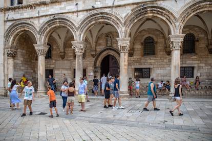 Dubrovnik: Kiša nije omela brojne turiste u razgledavanju grada