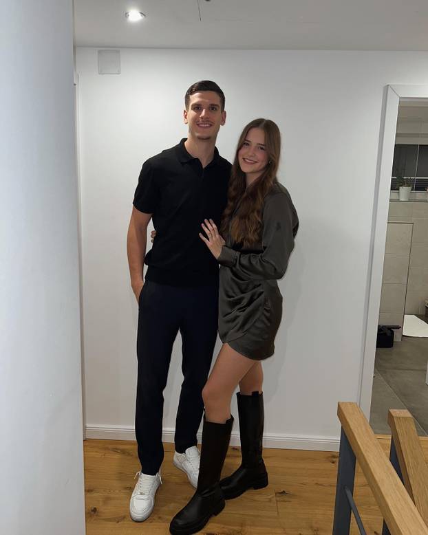 FOTO Sjajni napadač 'vatrenih' zaručio lijepu Jelenu: 'Ništa od SP-a, ali dobio sam nešto bolje'