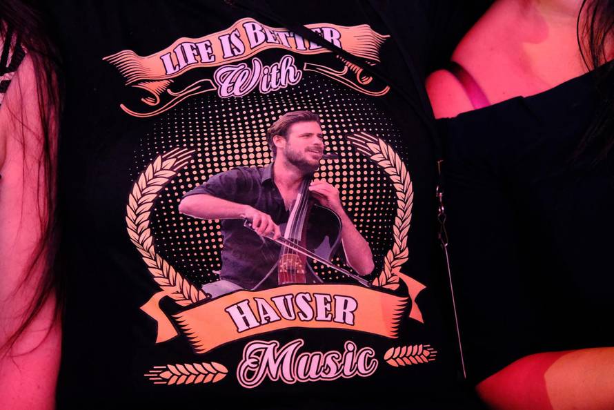 Vjerna obožavateljica Anne iz Australije stigla je na zagrebački koncert 2Cellos-a u Areni