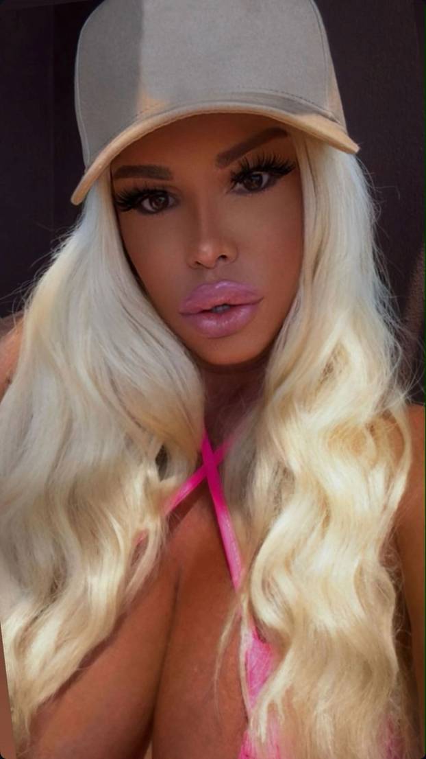 Vrući kadrovi srpske pjevačice: Ljetuje u Grčkoj, u Areni Zagreb dobila spermu od lososa za dar