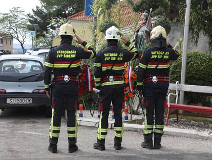 FOTO JVP Šibenik ususret Svetog Florijana položili vijence za sve stradale vatrogasce