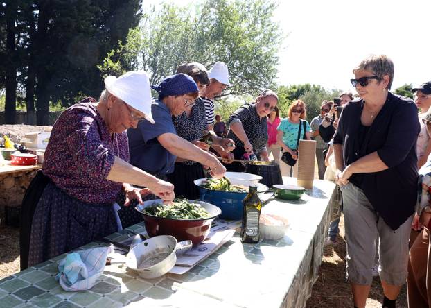 Vodice:Tradicionalni prvosvibanjski piknik u Rakitnici,spremanje divljeg zelja i pulente.