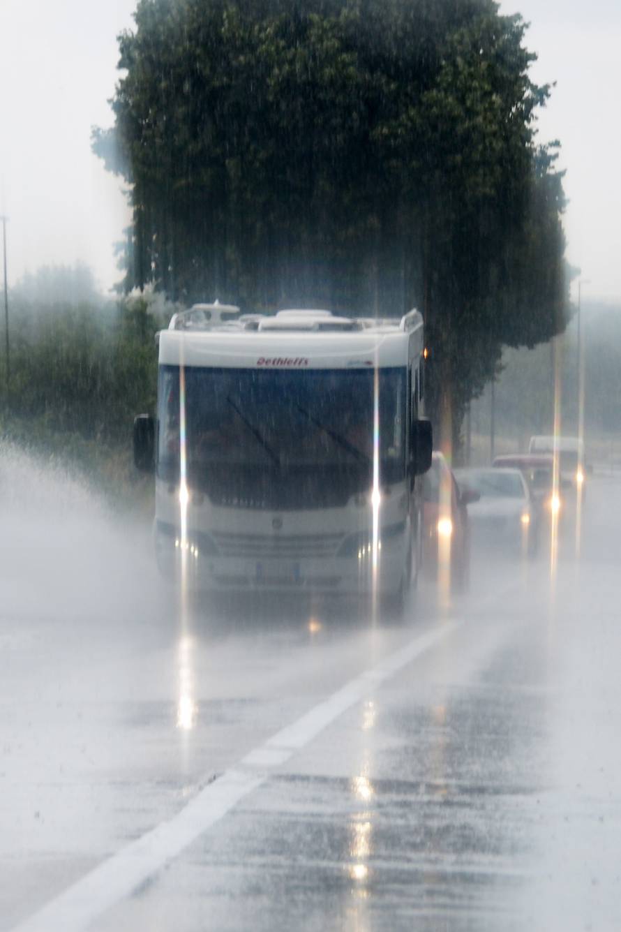 Zagrepčane iznenadio pljusak, tuča i grmljavina poharali Pulu