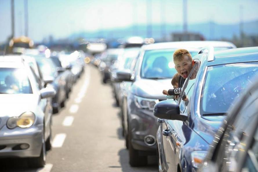 Opet kaos na Bregani: Putnici na granici čekaju i do pet sati!