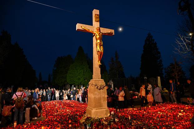 Paljenje svijeća na gradskom groblju Mirogoj