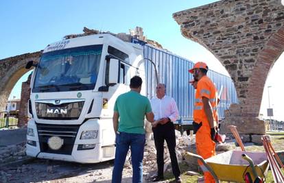 Rumunjski vozač slijepo pratio GPS,  kamionom se zabio u stari akvedukt: Stanovnici u šoku...