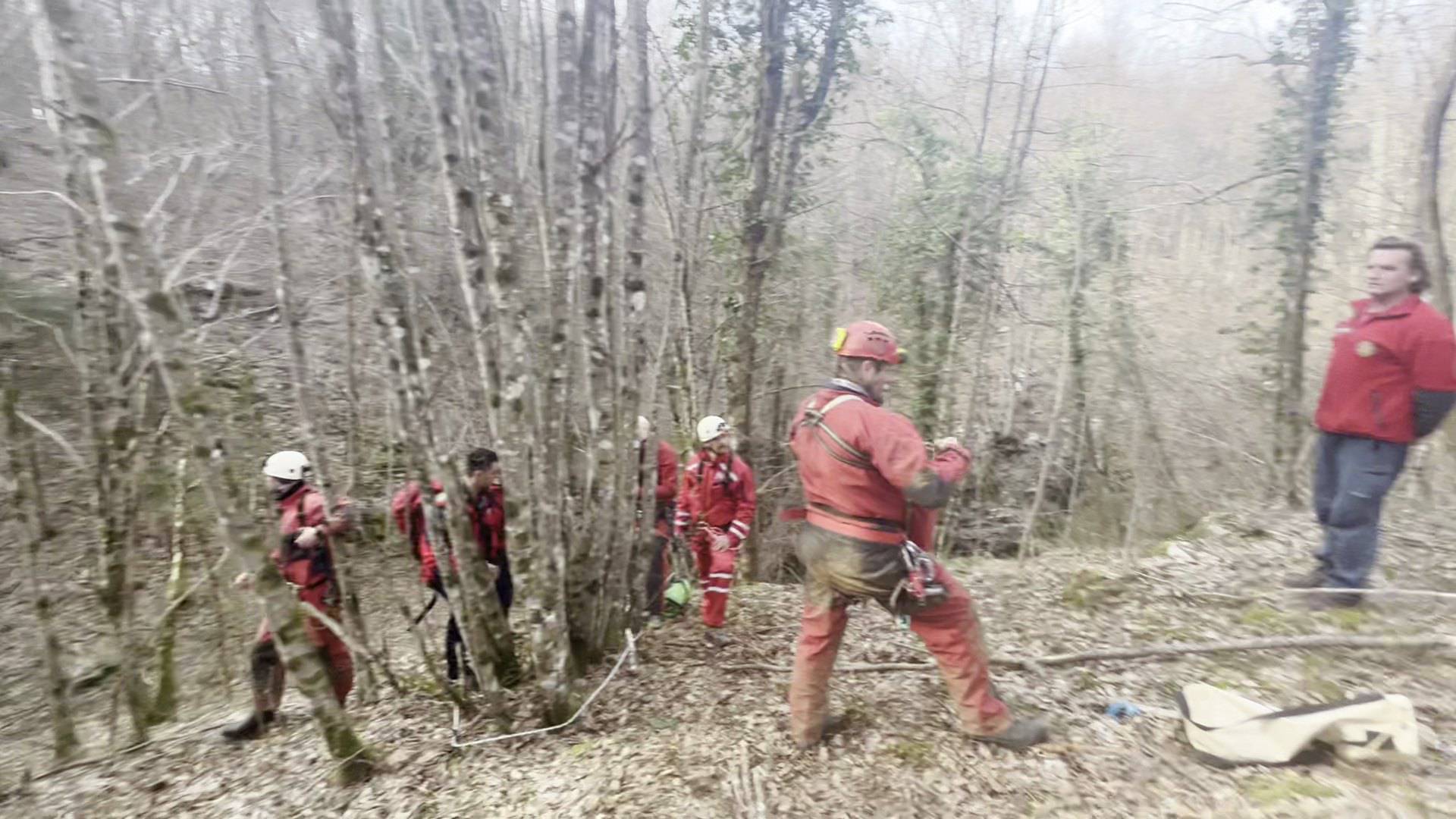 Karlovački HGSS spasio mladog srndaća iz jame: 'Bojali smo se da se ne uplaši i ozlijedi'