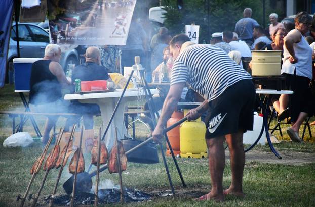 FOTO Otvoreno prvenstvo u kuhanju Fiša: Kotlovi i miris ribe preplavili Slavonski Brod