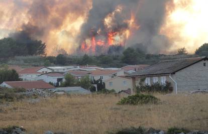 Lokalizirali požar u Istri, vatra na Viru prijeti mnogim kućama 