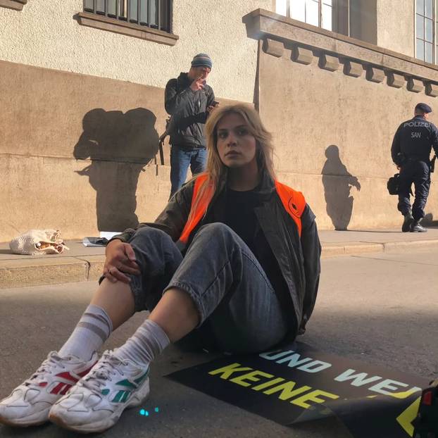 FOTO Klima-Shakira u središtu skandala. Atraktivna Anja htjela oštetiti Merzov avion