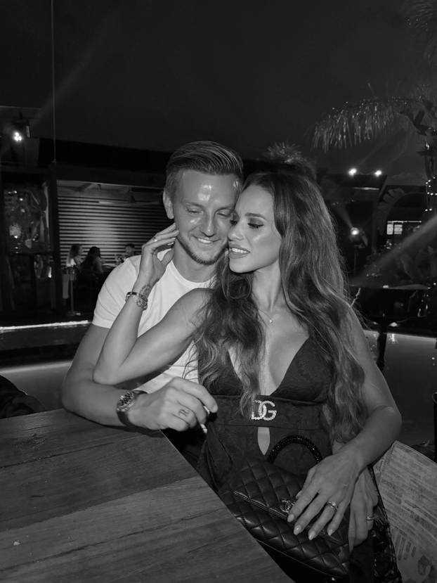 FOTO Raquel Mauri zasjala u crnoj haljini s dekolteom, no Rakitić je ne pušta iz zagrljaja