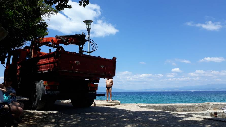 Počela sezona, a oni nasipavaju plažu. I to pred šefom Sabora!