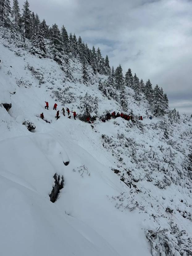 FOTO U ovoj su provaliji našli tijela tri Hrvata, spuštali se užadima, pomogao je i pas