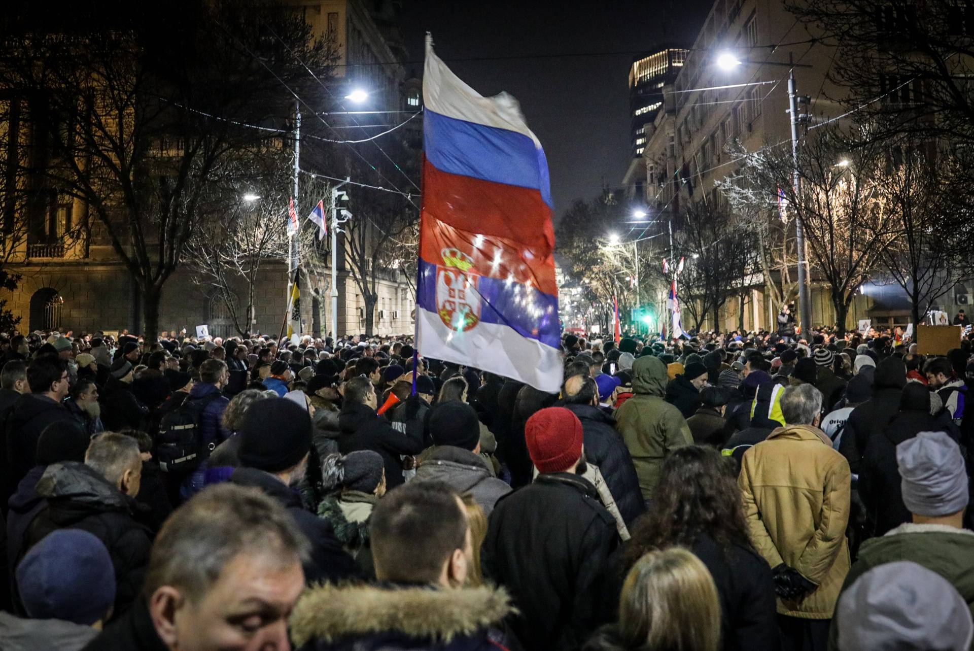 Beograd: Više stotina ljudi okupilo se kako bi prosvjedovali zbog situacije s Kosovom
