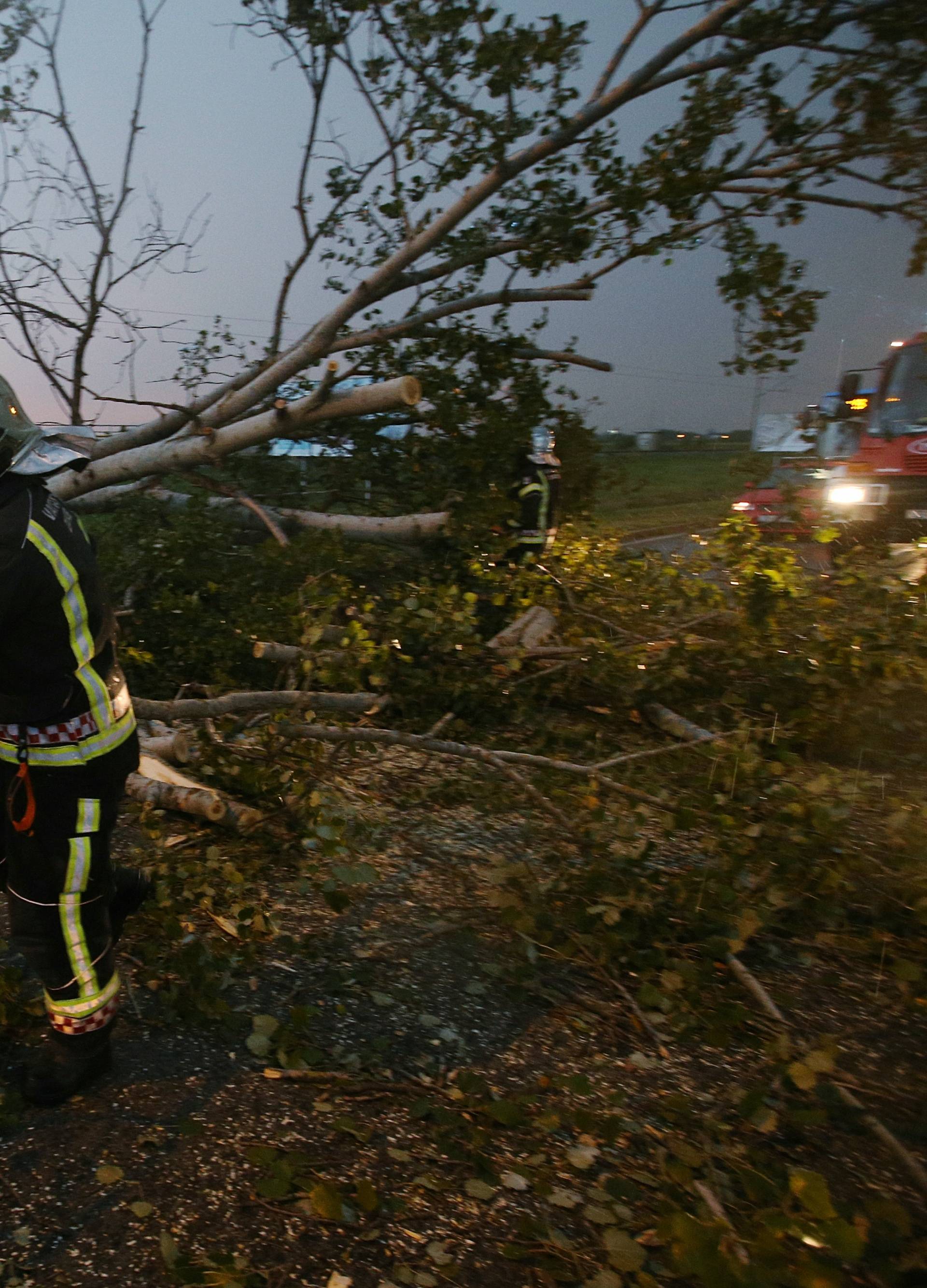 Jak vjetar čupao stabla, valovi u Selcu napola potopili brodicu