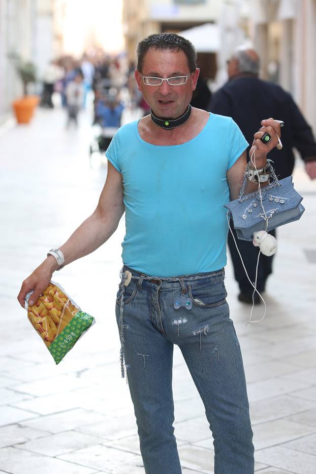 Zadar: Zadarski modni mačak Jadranko Ključanin u šetnji gradom grickao flips