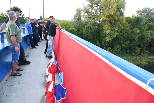 Petrinja: Postavljena velika zastava RH povodom 31.obljetnice VRO Oluje na mostu preko rijeke Kupe