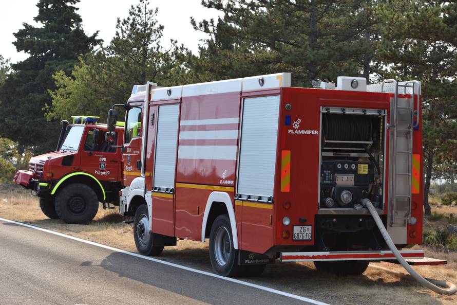Zapalio travu uz prugu: Nisu mogli ugasiti vatru pa pobjegli
