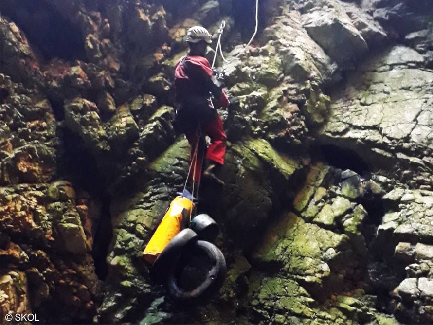 Andrea (16) iz MIOC-a ispituje ima li mikroplastike u vodi iz spilja koju joj donose speleolozi