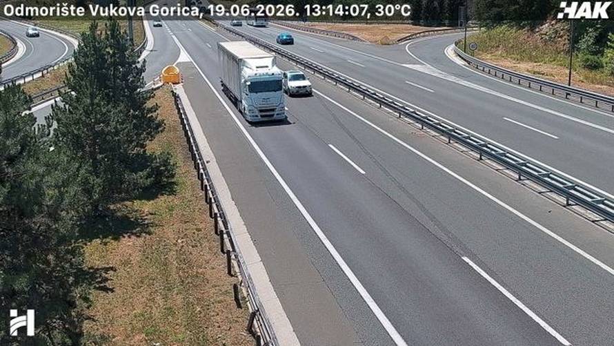 FOTO Skratili petak i požurili na produženi vikend: Ogromna gužva kod Lučkog prema moru