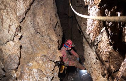 Utrka s vremenom: Spasioci izvukli američkog speleologa na 500 metara od površine