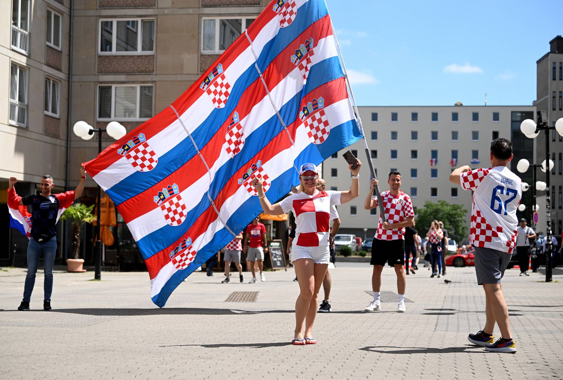 Leipzig: Hrvatski navijač se potrudio pa spojio devet zastava u jednu divovsku