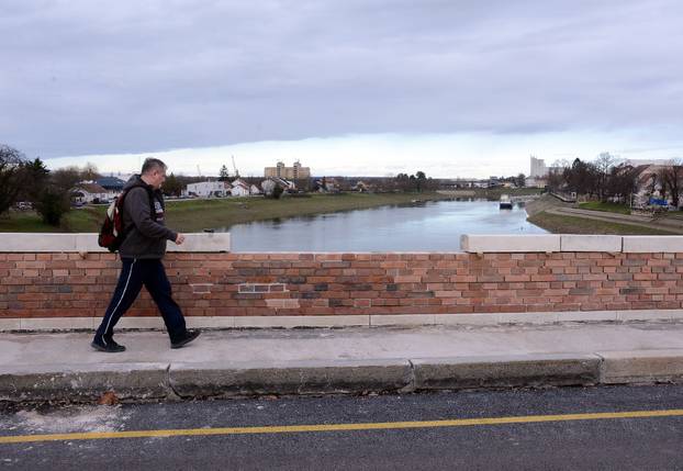 Sisak: Nepoznati vandali bacili dijelove ograde Starog mosta koji je u obnovi 