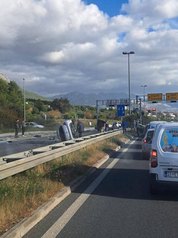 FOTO Auto u nesreći kod Kaštel Sućurca završio na boku: 'Jedan vozač ozlijeđen, staklo posuvda'