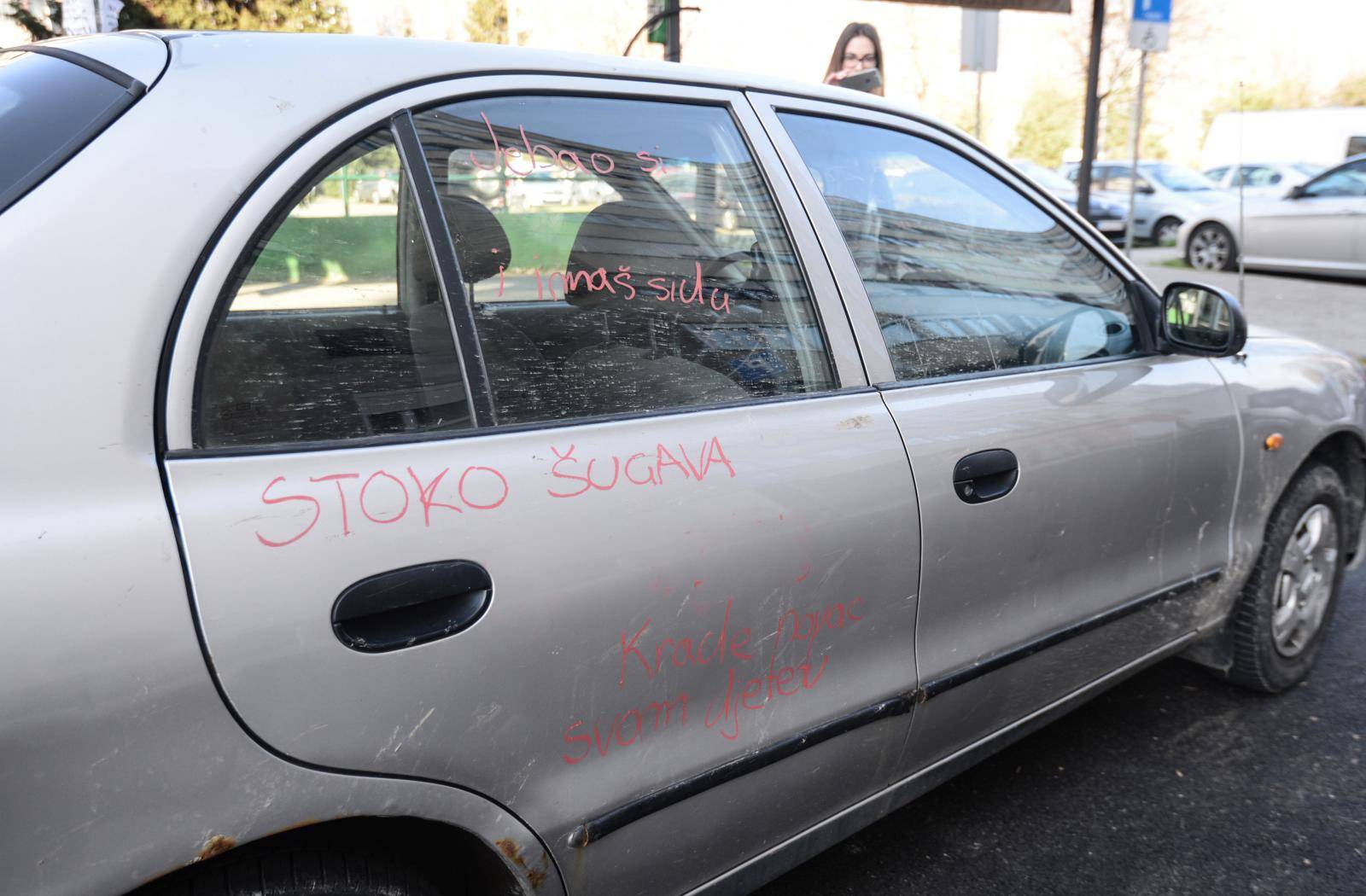 Partneru razbila auto i šarala ga: ‘Kradeš novac svom sinu'