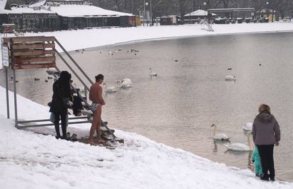 Ma kakva zima, kakav snijeg: Okupao se u jarunskom jezeru