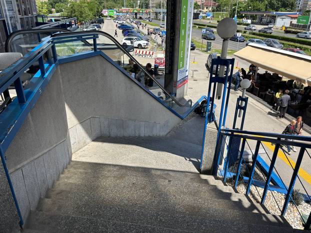 FOTO Autobusni kolodvor se raspada! Među putnike pala staklena stijenka, evo fotki