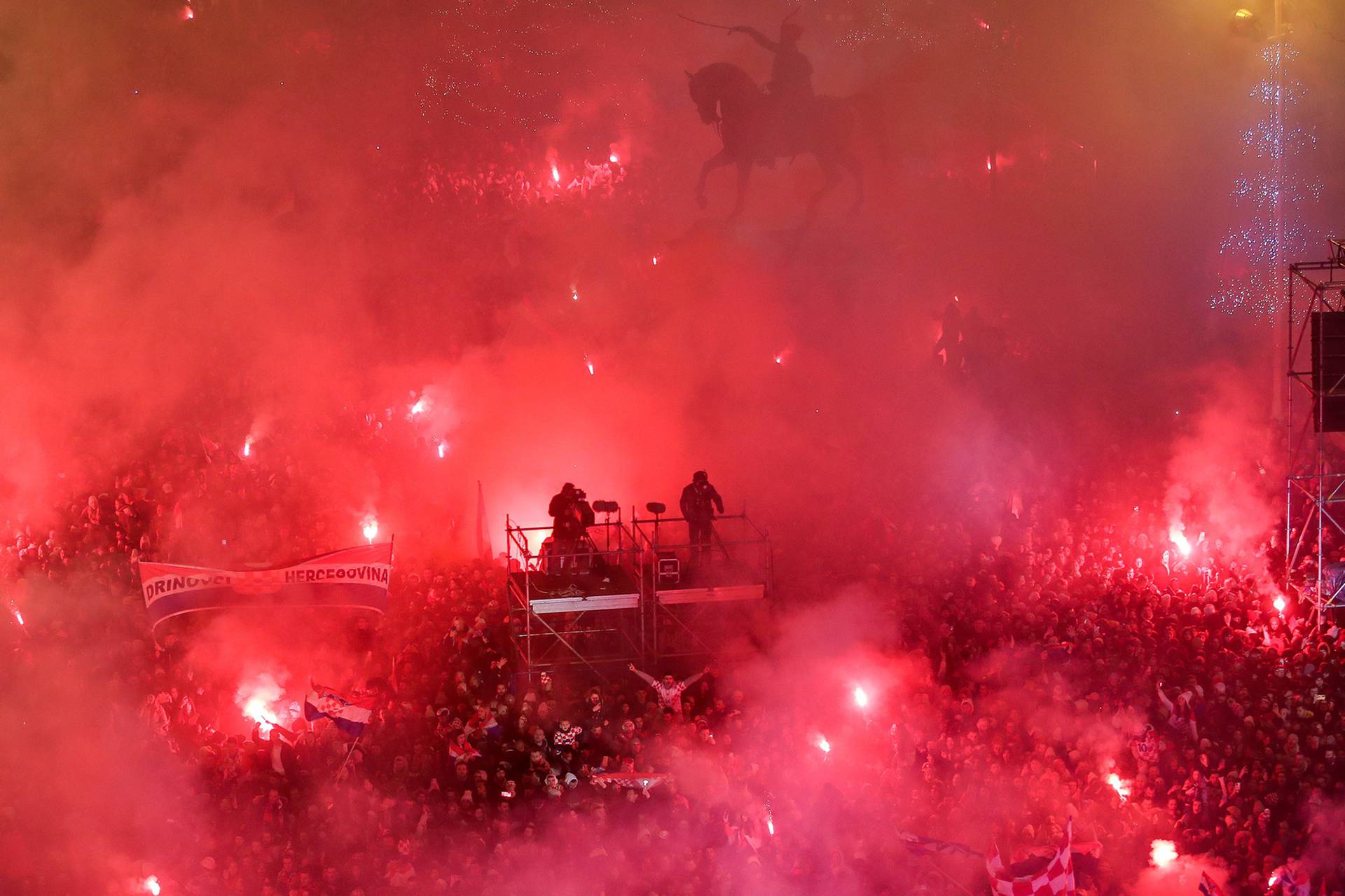 Prava ludnica vlada na Jelačićevom trgu, Vatreni krenuli prema Trgu